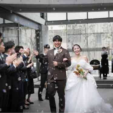 ザ・ヒルサイド 神戸 開放的なセンターコートの空間では、ゲストと和やかなアフターセレモニーを