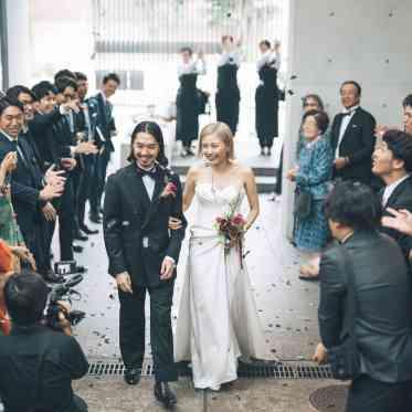 ザ・ヒルサイド 神戸 開放的なセンターコートの空間では、ゲストと和やかなアフターセレモニーを