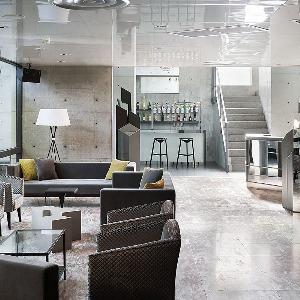 1フロア貸切りの広々としたラウンジスペース