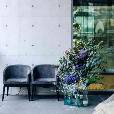 お気に入りのアイテムが詰まった会場は、まるでふたりのモダンミュージアム。