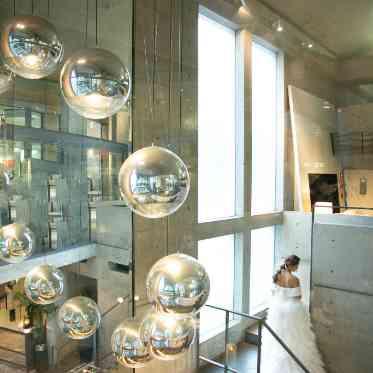 お気に入りのアイテムが詰まった会場は、まるでふたりのモダンミュージアム。