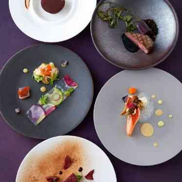 世界のレストランガイドが認めた美食。オープンキッチンから届く絶品のおもてなし。