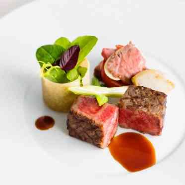 世界のレストランガイドが認めた美食。オープンキッチンから届く絶品のおもてなし。