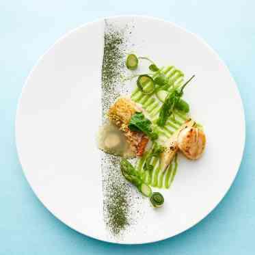 世界のレストランガイドが認めた美食。オープンキッチンから届く絶品のおもてなし。