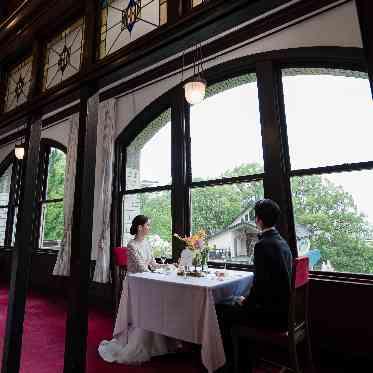 神戸迎賓館　旧西尾邸 アーチ状の窓枠から自然光が差し込み、クラシカルで明るい雰囲気に