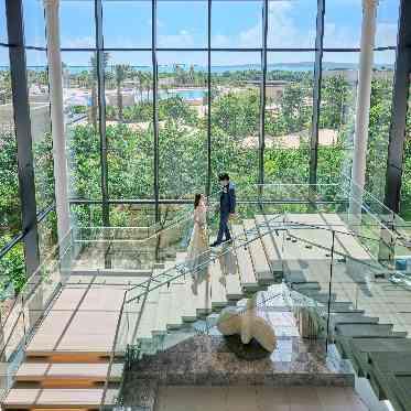 宮古島チャペル/アールイズウエディング ホテル館内の階段で上質なフォト撮影を