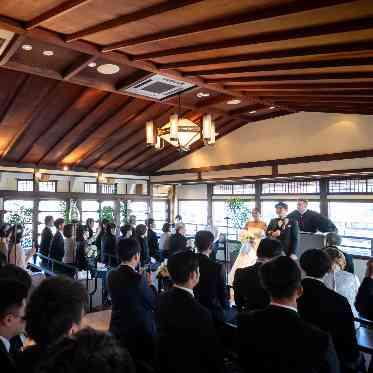 FUNATSURU KYOTO KAMOGAWA RESORT（鮒鶴京都鴨川リゾート） 100名様でもゆったりなのに、どの場所からもしっかりとご覧いただける距離感