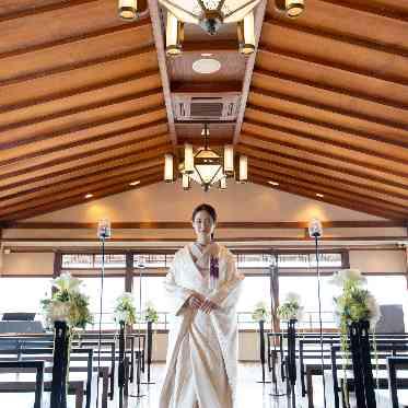 FUNATSURU KYOTO KAMOGAWA RESORT（鮒鶴京都鴨川リゾート） 和婚式が似合う自然光が入るチャペル