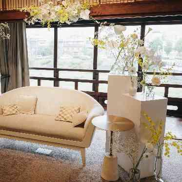 FUNATSURU KYOTO KAMOGAWA RESORT(鮒鶴京都鴨川リゾート) 木目調の空間に白を基調にした品のあるコーディネートが映える