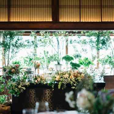 FUNATSURU KYOTO KAMOGAWA RESORT(鮒鶴京都鴨川リゾート) グリーンで囲まれたメインテーブル