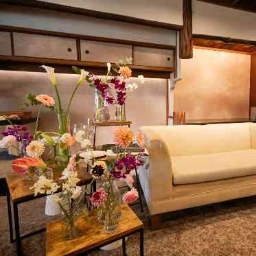 FUNATSURU KYOTO KAMOGAWA RESORT(鮒鶴京都鴨川リゾート) 抜け感のあるコーディネートなど自由度高くフローリストが提案する