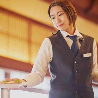 FUNATSURU KYOTO KAMOGAWA RESORT(鮒鶴京都鴨川リゾート) <配膳スタッフ>スタッフ全員で、おふたりの特別な一日を創っている。