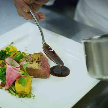 FUNATSURU KYOTO KAMOGAWA RESORT(鮒鶴京都鴨川リゾート) <キッチンスタッフ>お料理以外のお話が、お料理のヒントです。