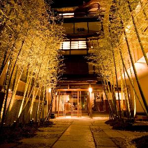 FUNATSURU KYOTO KAMOGAWA RESORT(鮒鶴京都鴨川リゾート) 館内に入ると、落ち着いた大人の上質な空間が広がるエントランス。