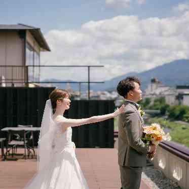 FUNATSURU KYOTO KAMOGAWA RESORT（鮒鶴京都鴨川リゾート） 最上階テラスでのファーストミートは一生の思い出に