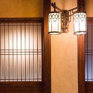 南側の天井付近にはこだわりのアールデコの照明も。