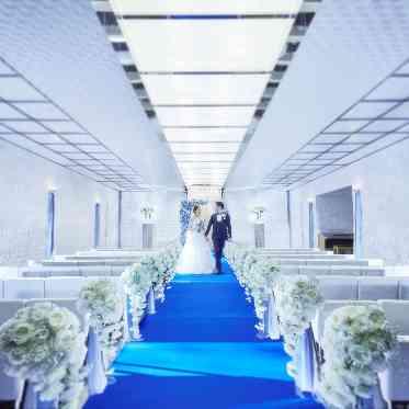 ラグナスイート NAGOYA 　ホテル＆ウェディング ピュアホワイトのチャペルに映えるブルーのバージンロード