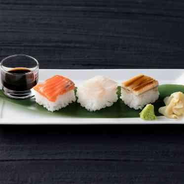ラグナスイート NAGOYA 　ホテル＆ウェディング お寿司の盛り合わせは、ご年配のゲストにも好評。