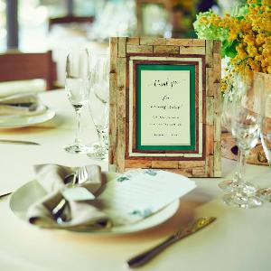 木のぬくもりを感じるナチュラルコーディネート。