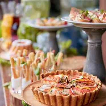 庭園を眺めるテラスで叶うシンプル&優雅なパーティ