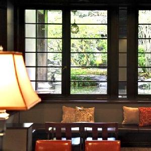 THE SODOH HIGASHIYAMA KYOTO(ザ ソウドウ 東山京都)  待合にも竹内栖鳳の趣を感じるしつらえに ただただ和にするのではなく 西洋と和がま