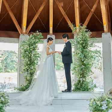 グランドプリンスホテル大阪ベイ コンクリートと木の温もり、緑が融合する空間