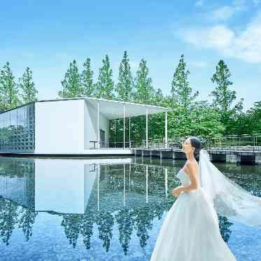 グランドプリンスホテル大阪ベイ 花嫁が映える水面に浮かぶデザイナーズチャペル