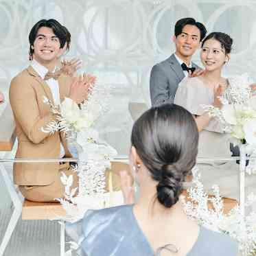 グランドプリンスホテル大阪ベイ ハープの生演奏の中、ゲストが温かくお二人を迎えてくれます