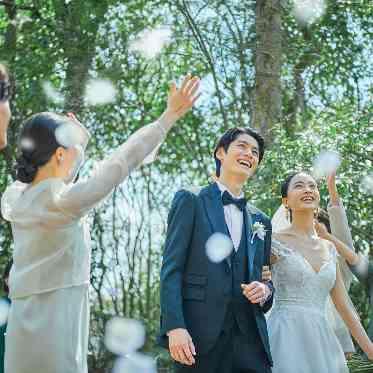 広大な自然の中でのフラワーシャワー