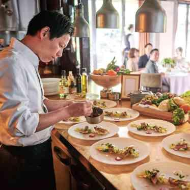 THE MARK GRAND HOTEL オープンキッチンだからこそできたて熱々のお料理でゲストをおもてなし