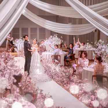 THE MARK GRAND HOTEL 華やかな雰囲気の中にいるおふたりへゲストもうっとり