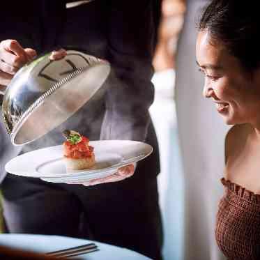 THE MARK GRAND HOTEL レストランのような手厚いサービスがゲストからもご好評。