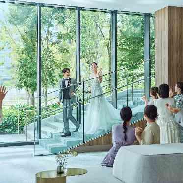 ザ ジャクソン ガーデン（THE JACKSON GARDEN） 憧れの階段入場でゲストの元へ