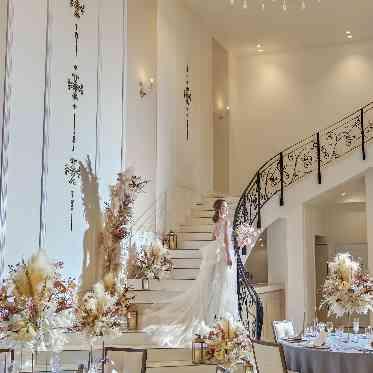 CELESTE（セレスト） シャンデリアの輝きに導かれて歩む、憧れの階段シーン