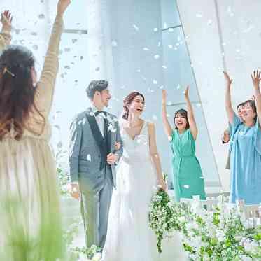 ザ・リバーサイドテラス広島ツリーズスクエア 川をイメージしたチャペルの中には水が流れ、水の音を感じながら落ち着きのある空間を