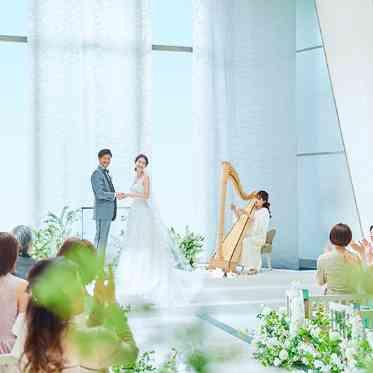 ザ・リバーサイドテラス広島ツリーズスクエア 水とハープの音色が織りなす落ち着きのある感動チャペル