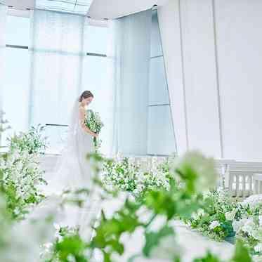 花嫁様の美しいドレス姿を最大限に活かした特別な挙式空間