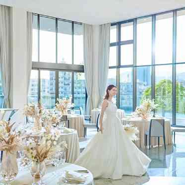 ザ・リバーサイドテラス広島ツリーズスクエア 壁一面ガラス張りの披露宴会場は開放的な空間に包まれます