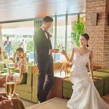 ザ・リバーサイドテラス広島ツリーズスクエア ゲストの皆様と広々としたラウンジでウエルカムパーティーを