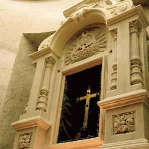 フランスの由緒ある教会から移築された祭壇。本物に拘りたい方が目を惹くポイント。