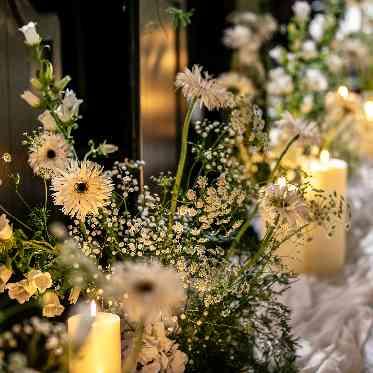 ホテルモントレ銀座 バージンロードサイドも装花やキャンドルで華やかに