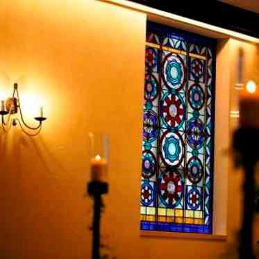 ホテルモントレ銀座  キャンドルとランプの間接照明がチャペル内を温かく灯し、柔らかな雰囲気に