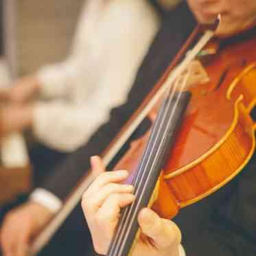 バイオリンの生演奏が耳に心地よく響き感動のシーンを演出