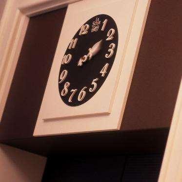 ホテルモントレ銀座  時間の進みを忘れるようなアンティークな文字盤の時計