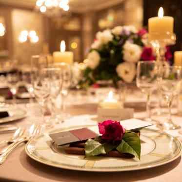 ホテルモントレ銀座 一輪の薔薇が上質感を醸し出すコーディネート