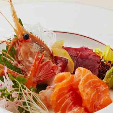 ホテルモントレ銀座 御向附 三種盛り 鮪・サーモン・ボタン海老 祝い妻 あしらい一式