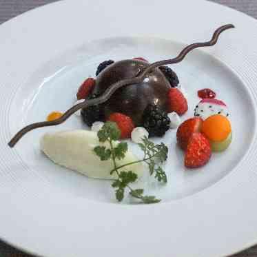 チョコレートのドームムースに酒粕のアイスクリーム