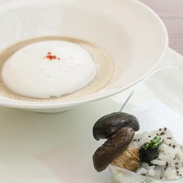 シャンピニオンスープのカプチーノ　トリュフ風味のエミュルション