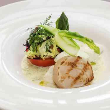 愛媛県産クエのポッシェと帆立貝柱のグリエ