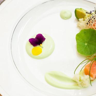 信州サーモンコンフィと活アワビのサラダ仕立て